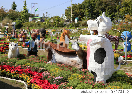 Chrysanthemum Festival, Topiary 58478330