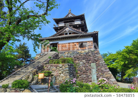 [Fukui Prefecture] Fresh green Maruoka Castle under sunny weather 58478855