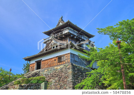 [Fukui Prefecture] Fresh green Maruoka Castle under sunny weather 58478856