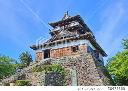 [Fukui Prefecture] Fresh green Maruoka Castle under sunny weather 58478860