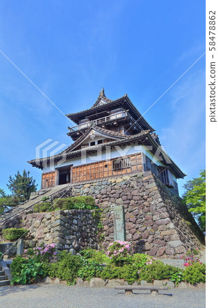 [Fukui Prefecture] Fresh green Maruoka Castle under sunny weather 58478862