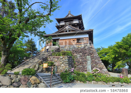[Fukui Prefecture] Fresh green Maruoka Castle under sunny weather 58478868