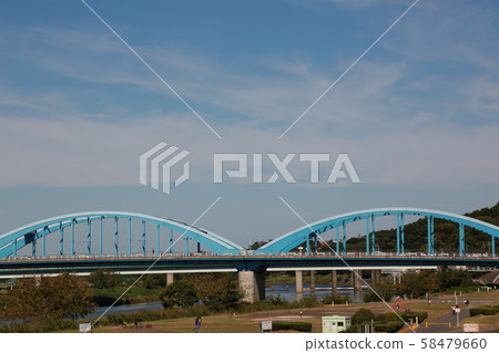 在多摩河的陽光明媚的秋日高空 在多摩河的陽光明媚的秋日高空 58479660