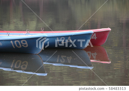 A boat floating in a pond 58483313