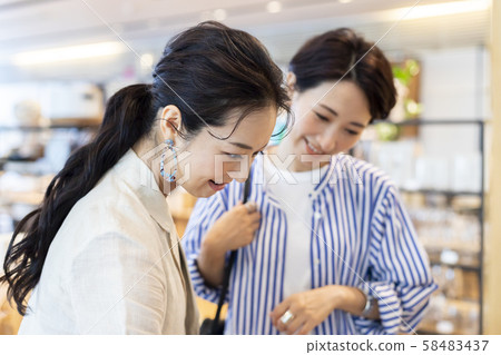 Women shopping shopping 58483437