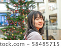 在聖誕樹旁 58485715