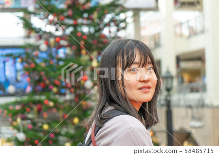 在聖誕樹旁 在聖誕樹旁 58485715
