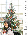 在聖誕樹旁 58485716