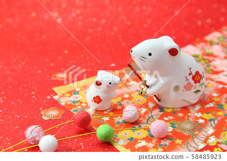 兒童年新年問候材料白谷父母子女紅色背面 兒童年新年問候材料白谷父母子女紅色背面 58485923