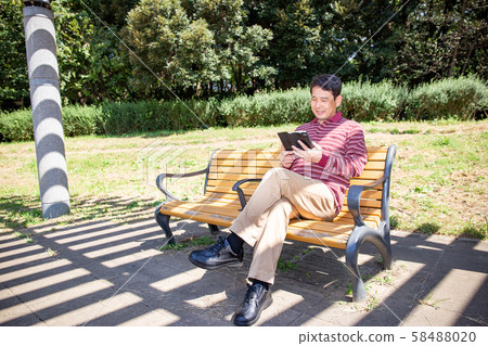 在一個陽光明媚的公園裡讀書 58488020