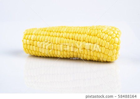 fresh raw sweet corn on the cob kernels 58488164