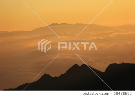  標題北阿爾卑斯山，南嶽，Hoho高中基利特縱向風光，白山在日落時抽煙 58488693