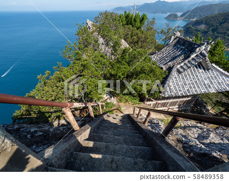 伊豆半島,通向仙美神社山頂的樓梯和駿河灣的景色 伊豆半島,通向仙美神社山頂的樓梯和駿河灣的景色 58489358