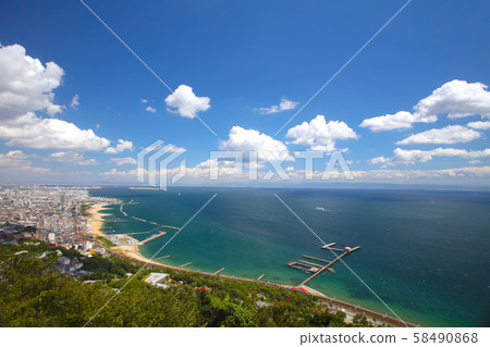 Superb view overlooking the Suma Coast, Kobe Airport, and Osaka Bay (from the Sumaura Sanjoen Park and observation deck) 58490868
