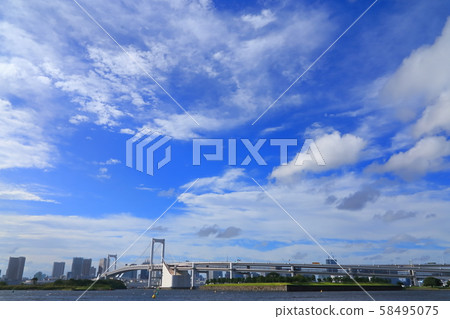 秋天的彩虹橋圖像（照片） 58495075