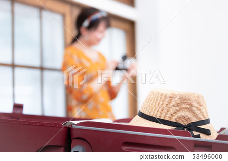 年輕女子旅行度假 58496000