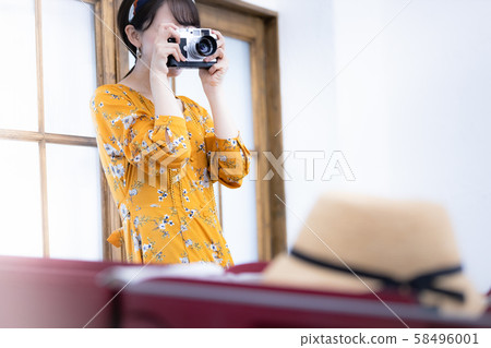 年輕女子旅行度假 年輕女子旅行度假 58496001