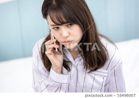 年輕女子手機 年輕女子手機 58496007