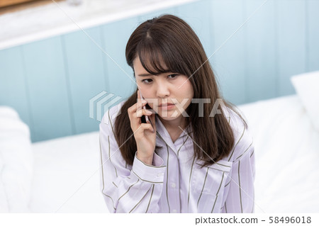 年輕女子手機 年輕女子手機 58496018