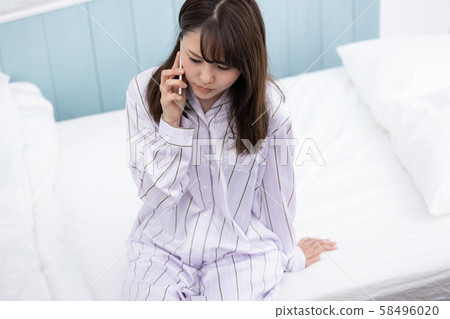 年輕女子手機 年輕女子手機 58496020