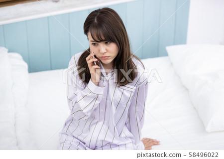 年輕女子手機 年輕女子手機 58496022