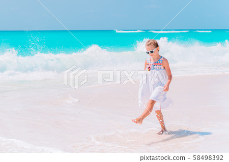 Adorable little girl at beach during summer vacation 58498392