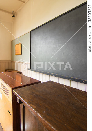 封閉學校小學黑板 58505295