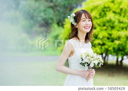 Young woman (bride, garden wedding, bridal image) Young woman (bride, garden wedding, bridal image) 58505429