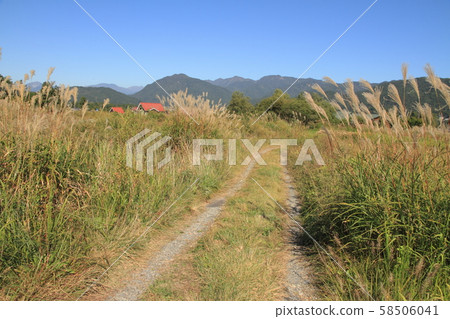 白馬山腳下的秋天 白馬山腳下的秋天 58506041