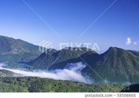 （神奈川縣）浮在雲海中的箱根二子山無線中繼站 58506608