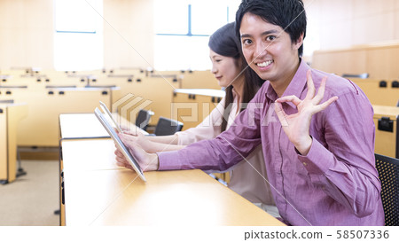 大學生使用PC OK標誌上課 58507336