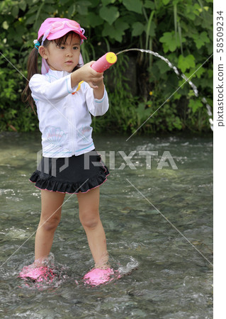 嬰兒（4歲）在河裡玩水槍 58509234