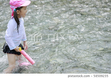 嬰兒（4歲）在河裡玩水槍 58509235