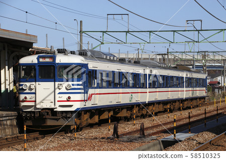 Shin-Etsu Main Line 115 near the end (primary Niigata color, high speed) 58510325