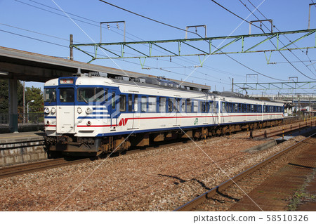 Shin-Etsu Main Line 115 near the end (primary Niigata color, high speed) 58510326