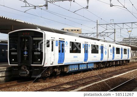 Kashii Line (DENCHA) stopping at Kashii Station 58511267