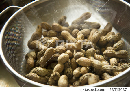 Freshly boiled peanut steam 58513687