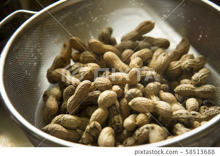 Freshly boiled peanuts 58513688