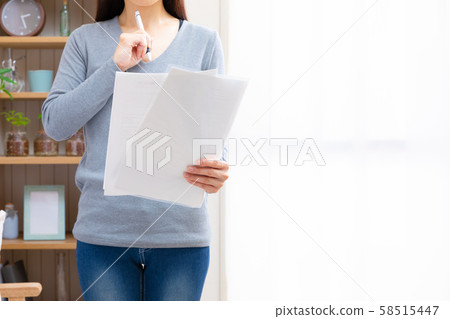 女人在家檢查文件 女人在家檢查文件 58515447