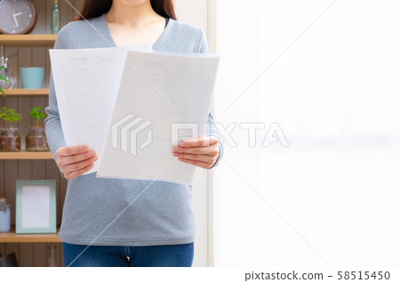 女人在家檢查文件 58515450