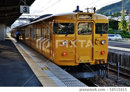 Regular train (115 series) stopping at Sanyo Main Line, Itozaki Station 58515815