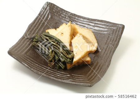 炸豆腐和蕨菜燉,白色背景 炸豆腐和蕨菜燉,白色背景 58516462