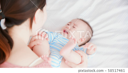 mother with her baby 58517461