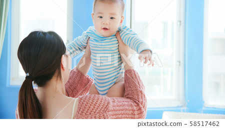 mother with her baby 58517462