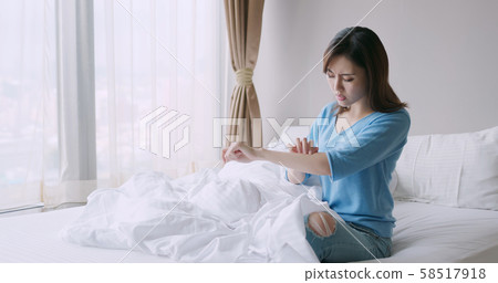 woman has dry skin 58517918