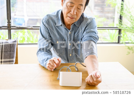 老年人生活方式/健康/血壓測量 58518726