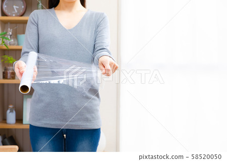 Women who spread wraps 58520050