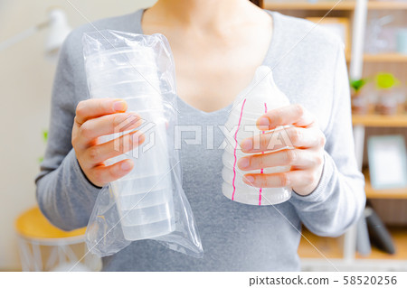 女人準備一次性嬰兒奶瓶 女人準備一次性嬰兒奶瓶 58520256