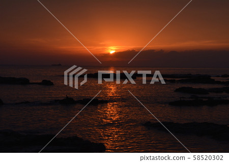 The sunset coast The sunset coast 58520302