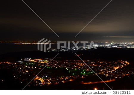 從漢南天空城看關西，泉佐野市，大阪府和漢南市的夜景 58520511
